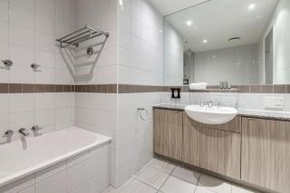 Modern Nomads Bright City Studio Balcony with Pool & Gym - 5