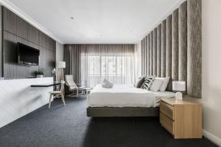 Modern Nomads Bright City Studio Balcony with Pool & Gym - 4