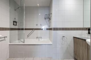 Modern Nomads Bright City Studio Balcony with Pool & Gym - 2