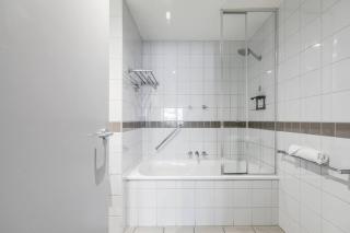 Modern Nomads Central Melbourne Urban Studio with Balcony - 6