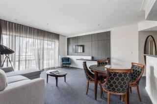 Modern Nomads Vibrant CBD City-View 2BR Suite with Pool & Gym - 0