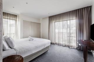 Modern Nomads Vibrant CBD City-View 2BR Suite with Pool & Gym - 3