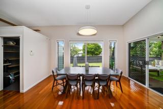 Idalia Oasis: 4BR Family Retreat with Garden Bliss - 5