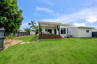 Idalia Oasis: 4BR Family Retreat with Garden Bliss - 2