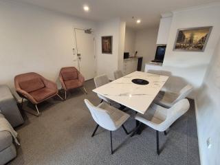 Stunning 3-Bedroom apartment, City Views, Walk to Crown &CBD - 8