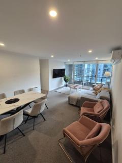 Stunning 3-Bedroom apartment, City Views, Walk to Crown &CBD - 7