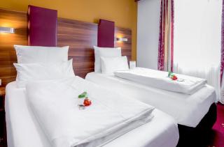 TIPTOP Hotel Burgschmiet Garni - 1