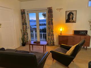 Retro Seaview Studio - 5