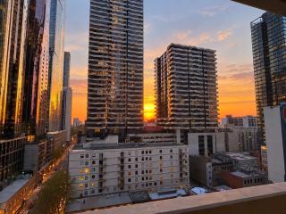 Bright 1BR1BA in MEL CBD Balcony wifi Pool - 3