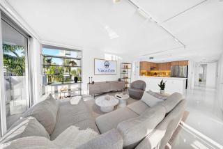 Chic Bay Harbor 3BR Rooftop Pool Free Parking - 1