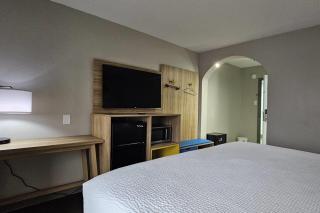 Days Inn & Suites by Wyndham Tampa Fairground-Casino-Ybor - 5