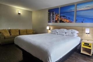 Days Inn & Suites by Wyndham Tampa Fairground-Casino-Ybor - 4