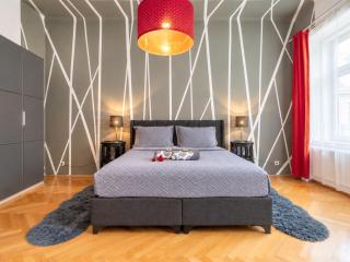 Spacious 2BR Apartment for 6 near Votivkirche & Metro U2 - 2