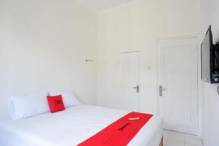 RedDoorz Plus near UMS Solo - 4