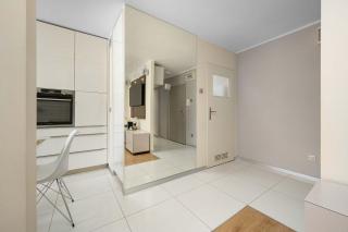 A bright apartment with a pressure coffee machine by Noclegi Renters - 6