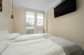 A bright apartment with a pressure coffee machine by Noclegi Renters - 2