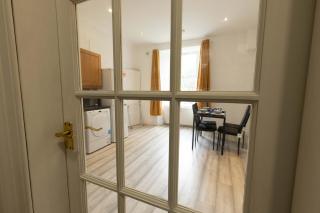 Spacious 1BR Apartment Paisley - 6