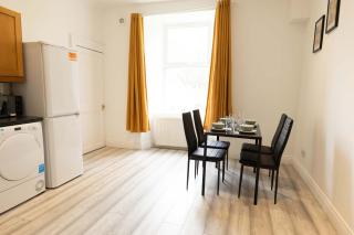 Spacious 1BR Apartment Paisley - 3