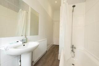 Spacious 1BR Apartment Paisley - 2