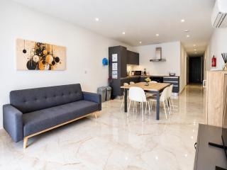 Modern 3Bed, 3Bath Apartment near Gzira Promenade - 8