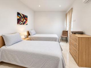 Modern 3Bed, 3Bath Apartment near Gzira Promenade - 5