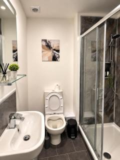 1MP-Stylish 1-Bed Apartment in the Heart of Batley - 9