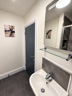 1MP-Stylish 1-Bed Apartment in the Heart of Batley - 6