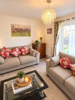 Stylish 4 Bedroom Home Near Derby City Centre with Huge Parking - 7