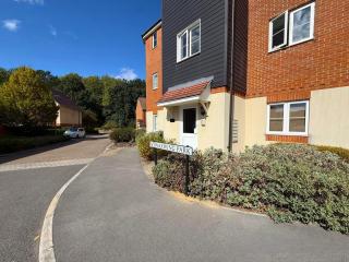 Bracknell Stylish 2 Bedroom Top Floor Apartment - 2