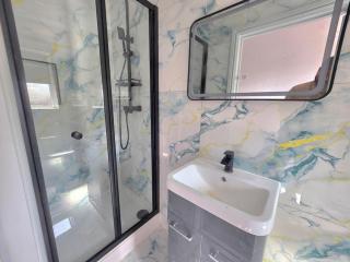 New 3 Bed Home, Sleeps 6, 2 Bath, Free Parking, Private Gated - 8