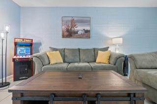 Pet & Family Friendly 2BR Fenced Yard King Bed - 4