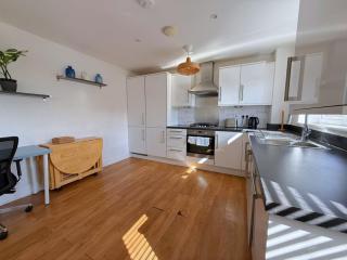 Bracknell Stylish 2 Bedroom Top Floor Apartment - 4