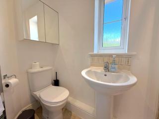 Bracknell Stylish 2 Bedroom Top Floor Apartment - 3