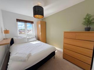 Bracknell Stylish 2 Bedroom Top Floor Apartment - 5