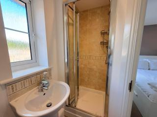 Bracknell Stylish 2 Bedroom Top Floor Apartment - 1