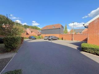 Bracknell Stylish 2 Bedroom Top Floor Apartment - 1