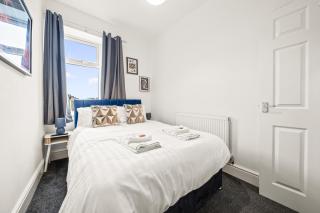 Central 3 Bedroom Terrace House at Burnley with Free Parking & Sleeps upto 6 Guests, Hosted by Eason Stays - 4