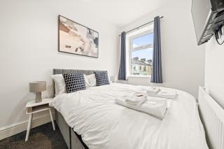 Central 3 Bedroom Terrace House at Burnley with Free Parking & Sleeps upto 6 Guests, Hosted by Eason Stays - 5