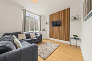 Central 3 Bedroom Terrace House at Burnley with Free Parking & Sleeps upto 6 Guests, Hosted by Eason Stays - 2