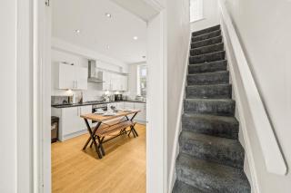 Central 3 Bedroom Terrace House at Burnley with Free Parking & Sleeps upto 6 Guests, Hosted by Eason Stays - 3