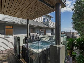 Ocean View Beach Beauty - Tairua Holiday Home - 2