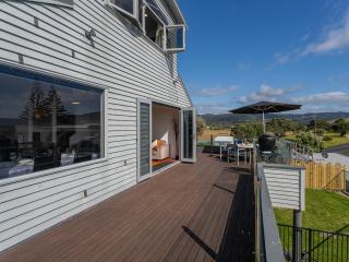 Ocean View Beach Beauty - Tairua Holiday Home - 1