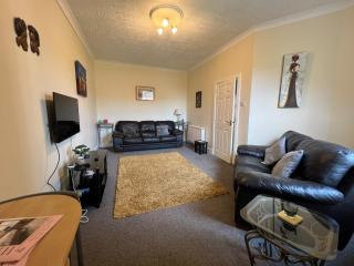 2-Bed Upper Flat Near Leven Station & Beach - 0