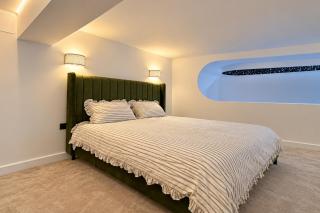 Bedford 1-Bed Apartment Sleeps 4 with Parking - 5