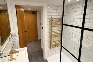 Bedford 1-Bed Apartment Sleeps 4 with Parking - 4