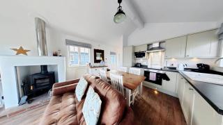 Sandy Bay Hideaway - Part of the The Bay Filey Holiday Village with pool, gym and direct beach access, pub, restaurant, tennis and meadows walks - Filey - 5