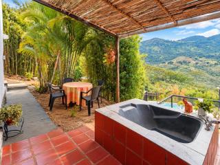 Glamping con tina privada y vista a la montaña - 9