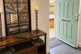 Bedford 1-Bed Apartment Sleeps 4 with Parking - 2