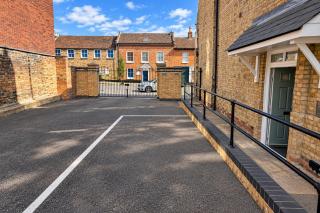 Bedford 1-Bed Apartment Sleeps 4 with Parking - 1