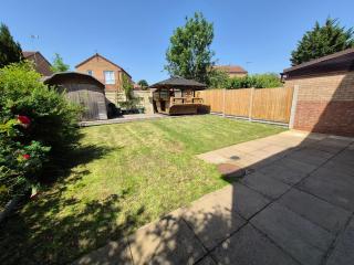 4 Bed 3 Bath Dryer Sky TV & Netflix Free Parking Rear Garden Prime Location - 9